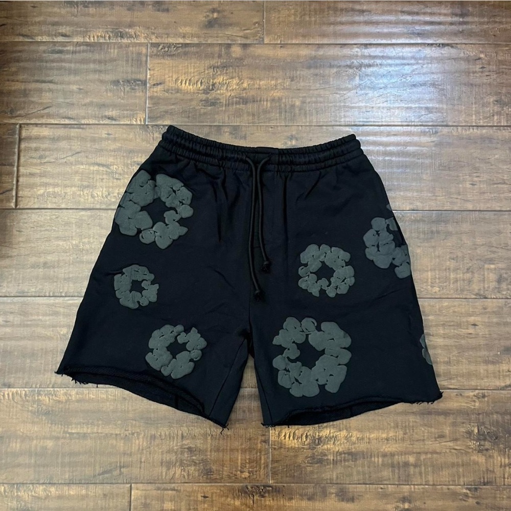 Black on black denim tear shorts, brand new, size large (meet ups are better)